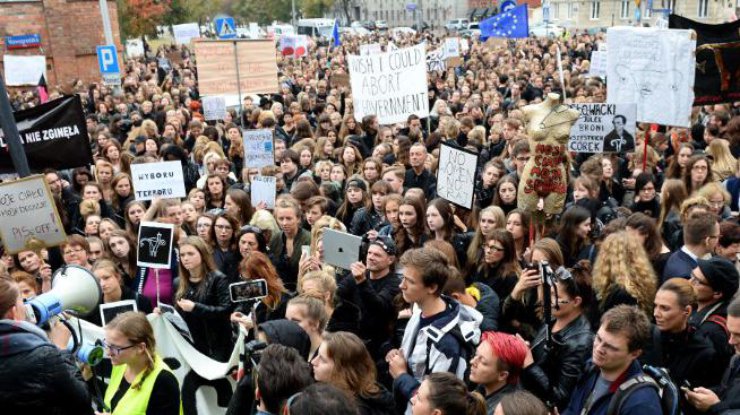 Массовые протесты заставили Польшу отказаться от скандального запрета абортов