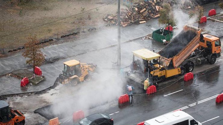 В Киеве начали ремонт дорог с приходом дождей. Фото: Владислав Содель 
