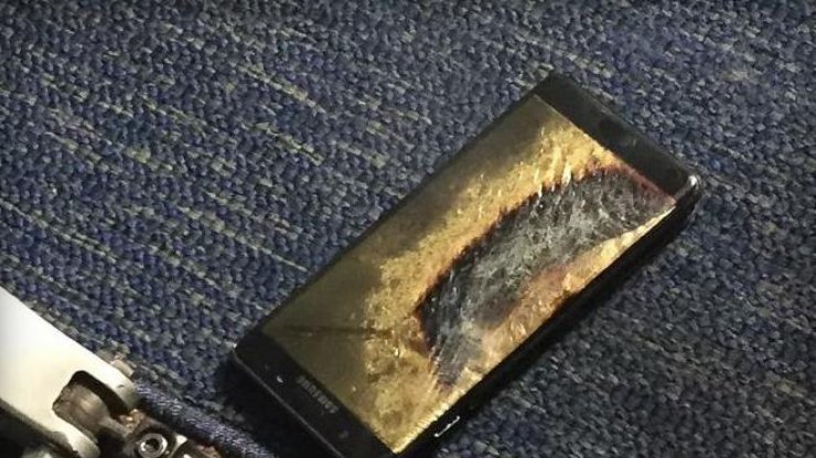 В США "безопасный" Galaxy Note 7 загорелся в самолете 