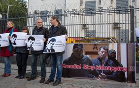 Задержание Сущенко: в Киеве пикетируют посольство России