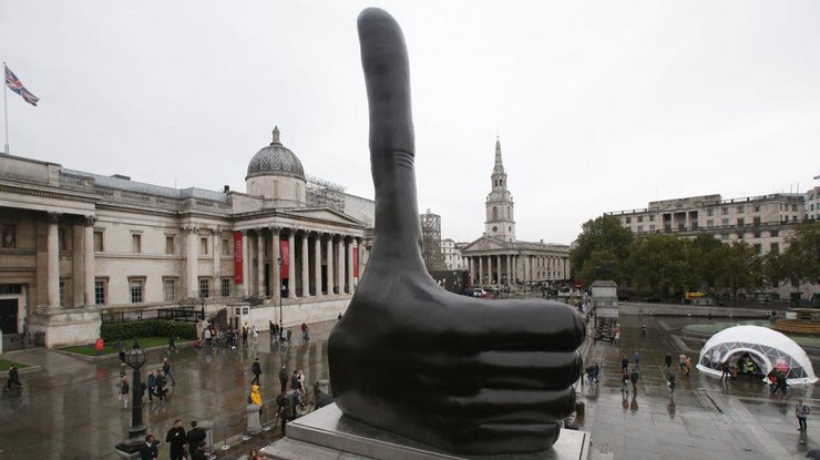 В Лондоне установили гигантский большой палец