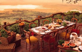 Отель и ресторан, расположенные на краю огромного кратера Нгоронгоро в Танзании