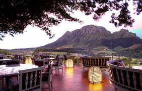 Ресторан африканской кухни с видом на гору Симонсберг и виноградники Эстейт в ЮАР