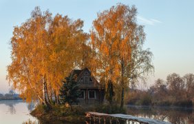 В Житомирской области рыбак построил домик посреди реки 