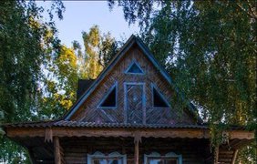 В Житомирской области рыбак построил домик посреди реки 