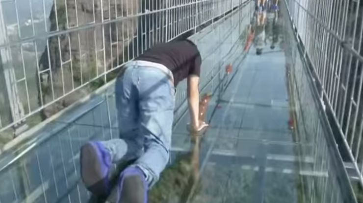 Стеклянный мост в Китае до смерти напугал туристов. Фото: кадр из видео