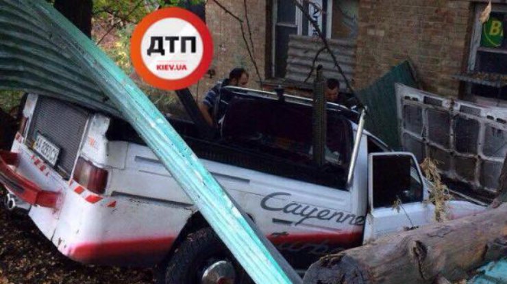 В Киеве автомобиль уничтожен об забор
