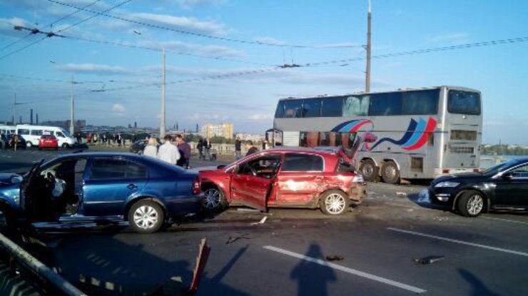 В Киеве на Дарницком мосту столкнулись сразу 9 авто. Фото:Максим Кугрышев\Facebook