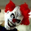 В Великобритании страшные клоуны преследуют детей (видео)