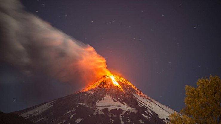 В Японии произошло мощное извержение вулкана