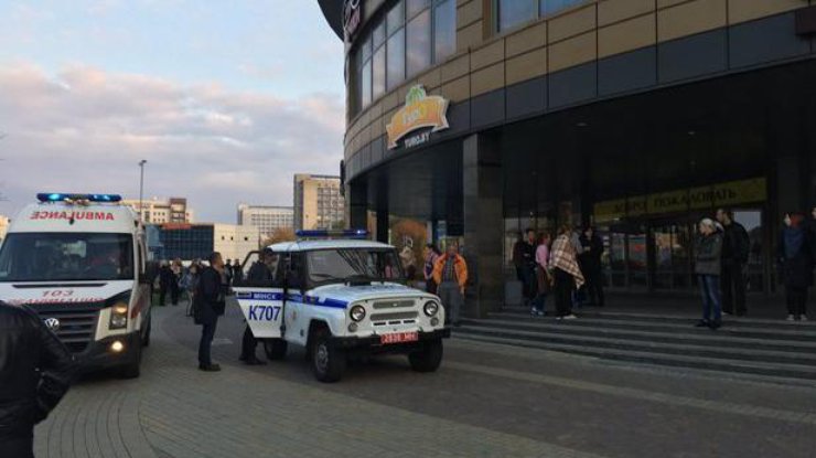 В Минске на посетителей ТЦ накинулись мужчины с бензопилой