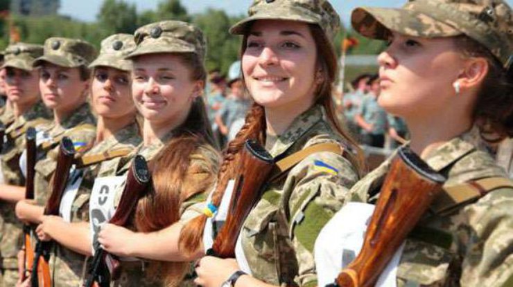 В Украине на военную службу приняты более тысячи женщин