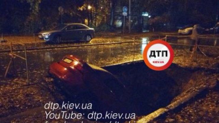 В Киеве автомобиль провалился в яму на проезжей части