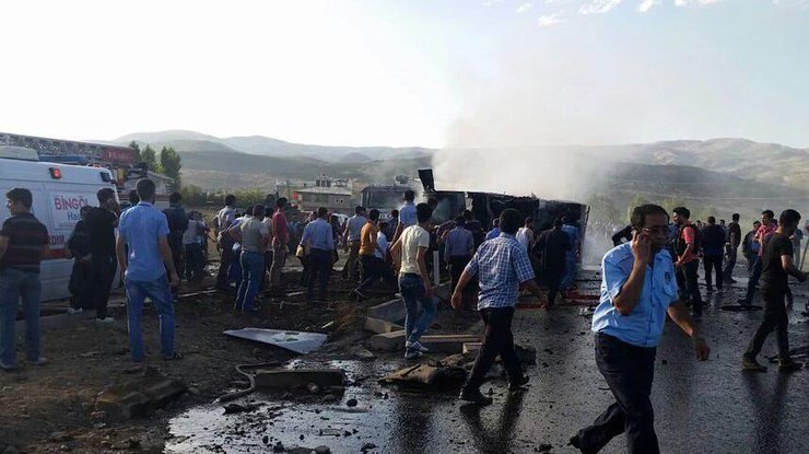 В Турции прогремел мощный взрыв возле полицейского участка. Фото: twitter.com/taylieli