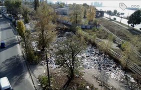 В Киеве начали убирать стихийную свалку