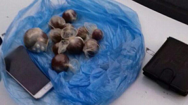 В Киеве поймали парня с наркотиками в презервативах