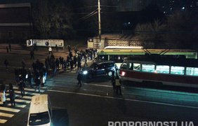 В Киеве жители Дарницы заблокировали движение транспорта