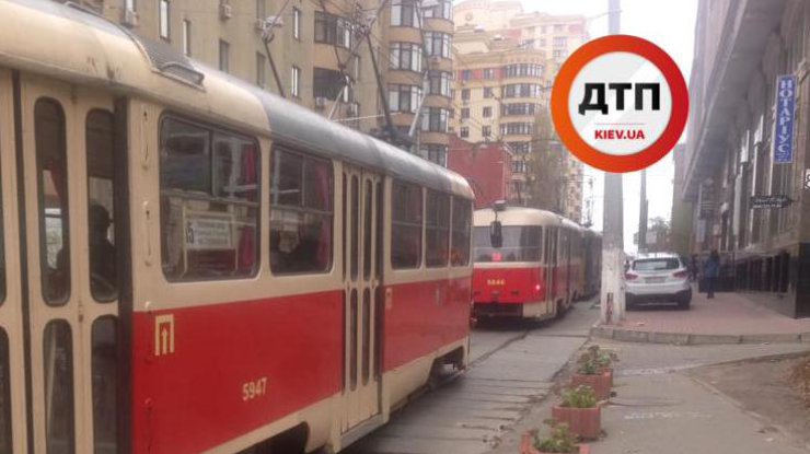 В Киеве внедорожник перекрыл трамвайные пути (фото: dtp.kiev.ua)