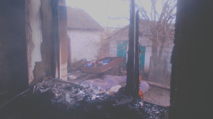 В Марьинке сгорел жилой дом из-за попадания снаряда 