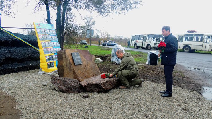 В Торецке разбили памятник погибшим украинским солдатам