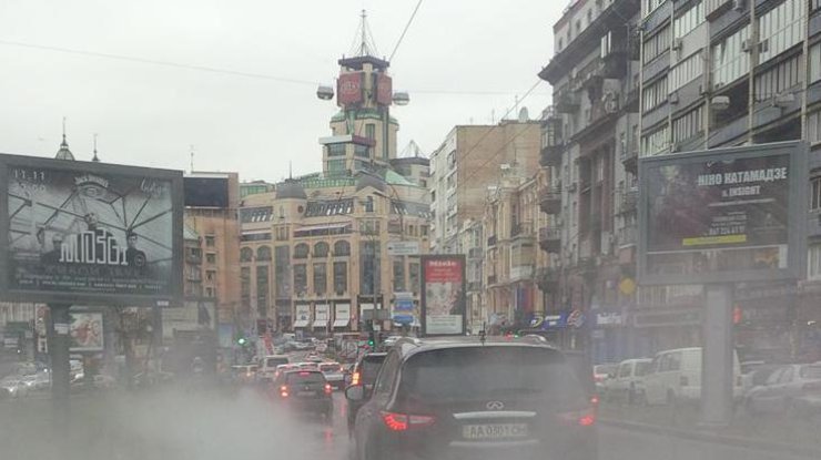 В центре Киева бьет фонтан горячей воды (фото: Facebook Олексій Середюк)