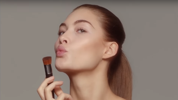 Vogue показал трендовые варианты праздничного макияжа
