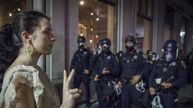 Протесты в США: полиция разгоняет демонстрантов 