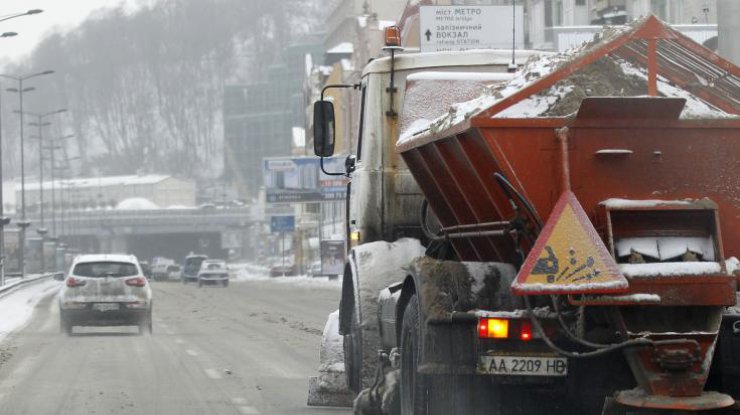 Киев от снега расчищают тысячи коммунальщиков (фото: eveningkiev.com)