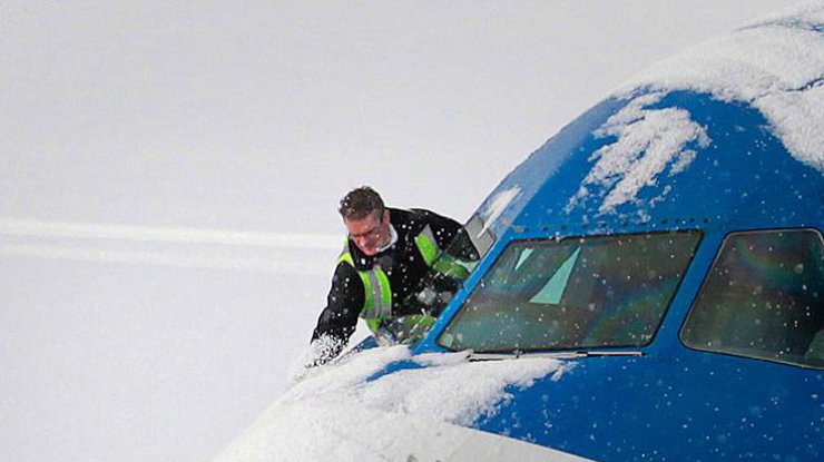 Снегопад в Украине: в аэропортах задерживают рейсы (фото: nnm.me)