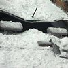 В Киеве глыба снега разбила припаркованный автомобиль (фото) 