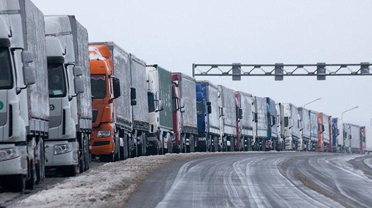 На границе с Польшей образовались огромные автомобильные очереди