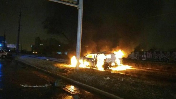 В Харькове автомобиль врезался в электроопору и сгорел