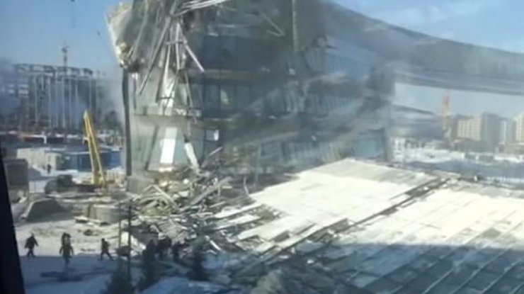 В Астане рухнуло здание на глазах у строителей