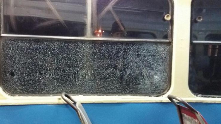 В Днепре преступники открыли стрельбу по трамваю (фото: Facebook)