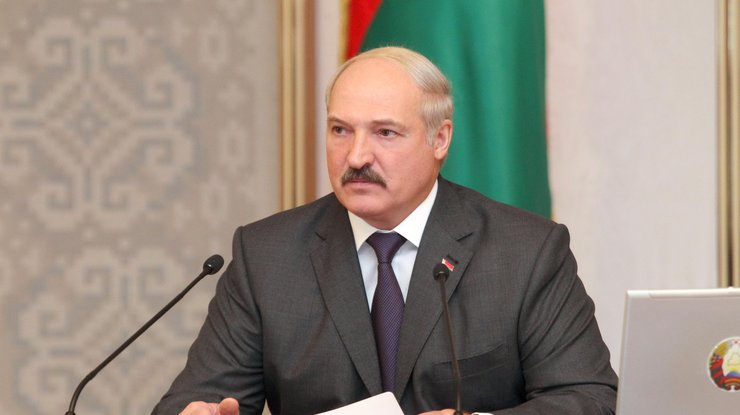 Лукашенко заявил об увеличении потока оружия из Украины 