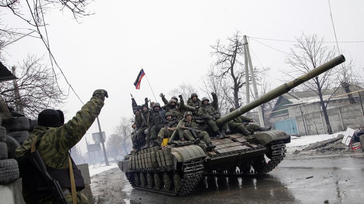 Боевики ведут огонь по силам АТО из БТРов и танков (фото: antikor.com.ua)