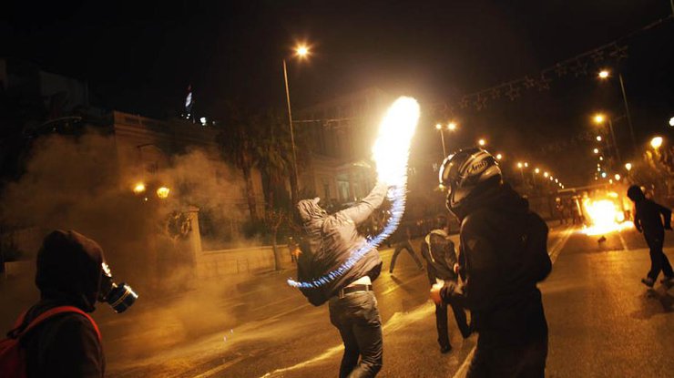 В Афинах митингующие забросали полицейских бутылками