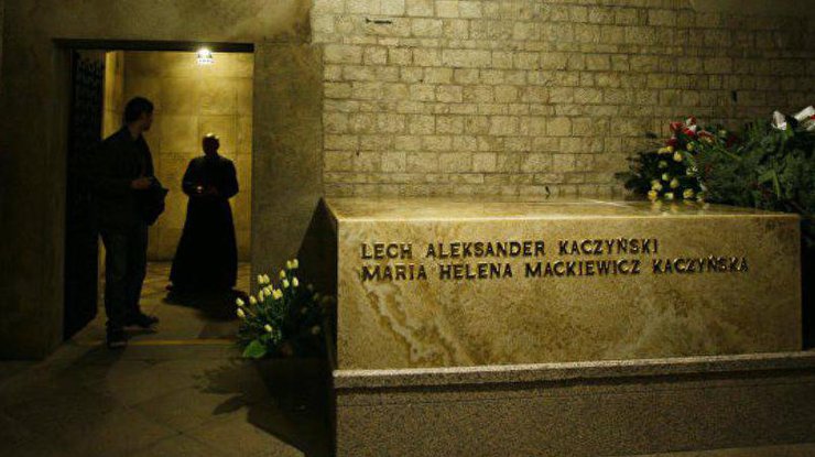 Эксгумация тела Качиньского: в Польше перезахоронили останки президента и его жены 
