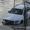 Австралиец утопил машину в озере из-за паука (фото) 