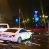 В Киеве элитный Mercedes полностью снес светофор (фото) 