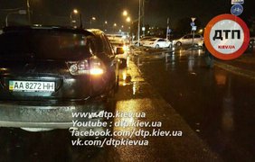 В Киеве элитный Mercedes полностью снес светофор