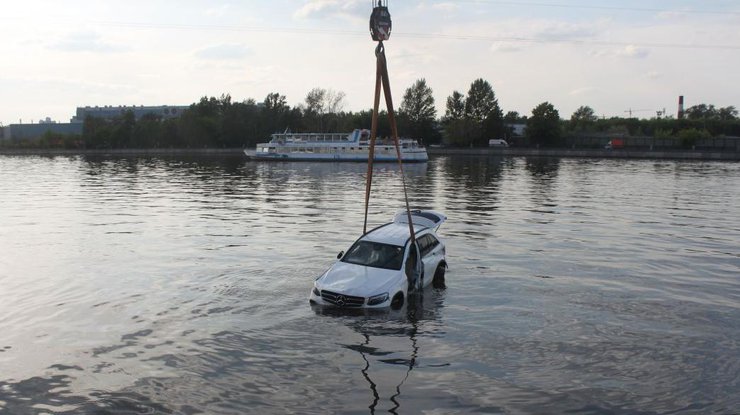 Австралиец утопил машину в озере из-за паука