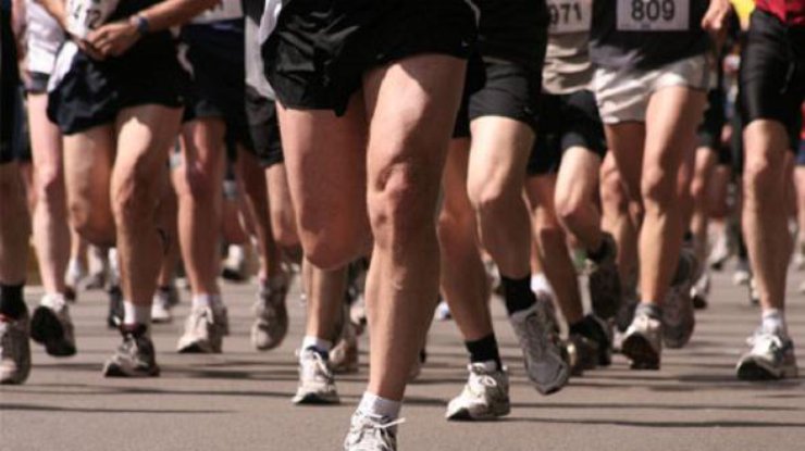 Мужчина пробежал 42-километровый марафон в костюме Эйфелевой башни (фото: kanada.tj)
