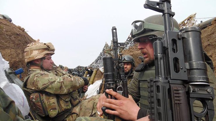 Украинские военные попали под обстрел из крупнокалиберного оружия