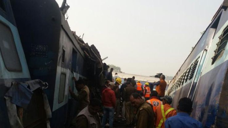 Жуткое крушение поезда в Индии