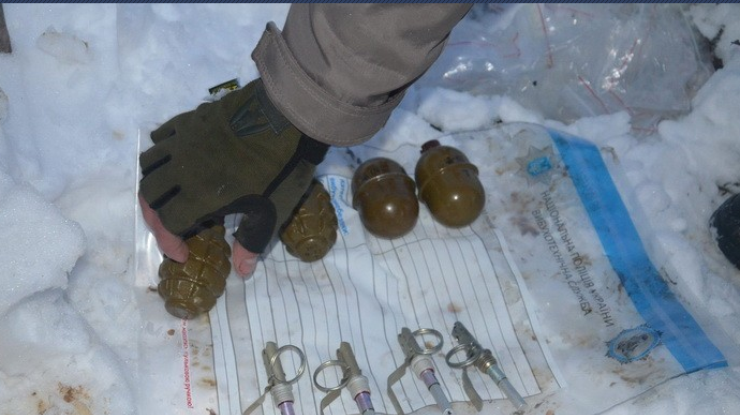 Под Ивано-Франковском СБУ обнаружила три схрона с оружием