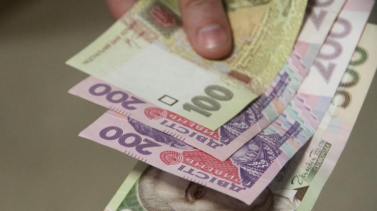  В Украине упала цена на доллар