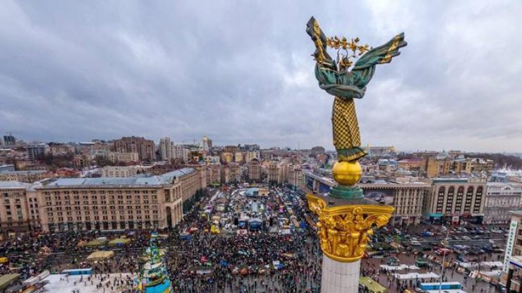 На Майдане с утра собралось около 200 человек