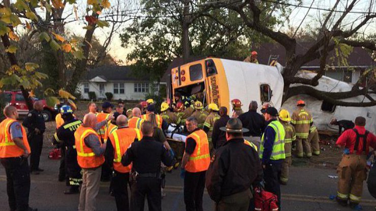 В США школьный автобус врезался в дерево, погибли шесть детей