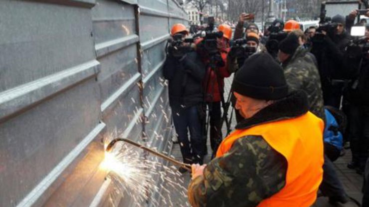 Киевские власти начали демонтаж незаконной надстройки